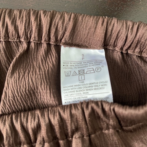 Banana Republic WIDE-LEG CRINKLED SATIN PULL-ON PANT Dark Oak colour - Picture 9 of 9